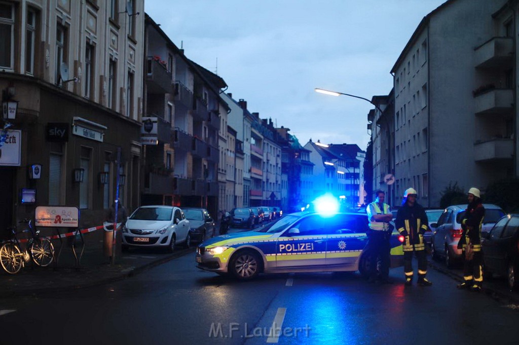 Einsatz BF Pol SEK Bedrohungslage Koeln Buchheim Herlerstr P01.jpg